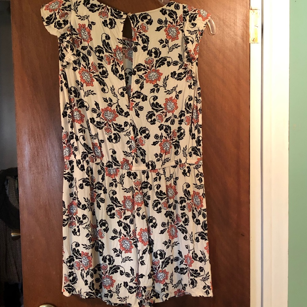 Express Ruffle Front Flutter Sleeve Romper - Picture 6 of 7